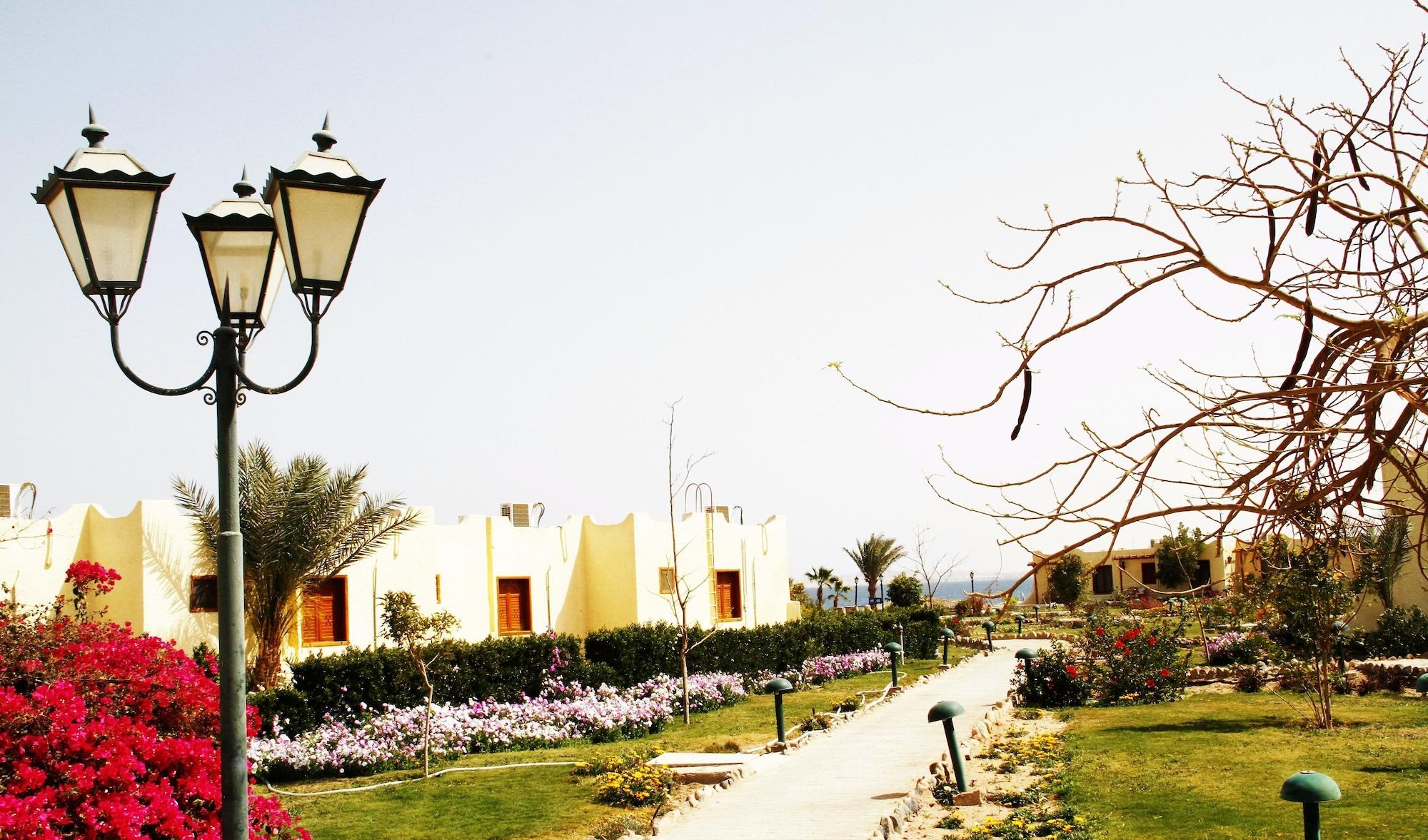 Magawish Swiss Inn Resort Hurghada Bagian luar foto