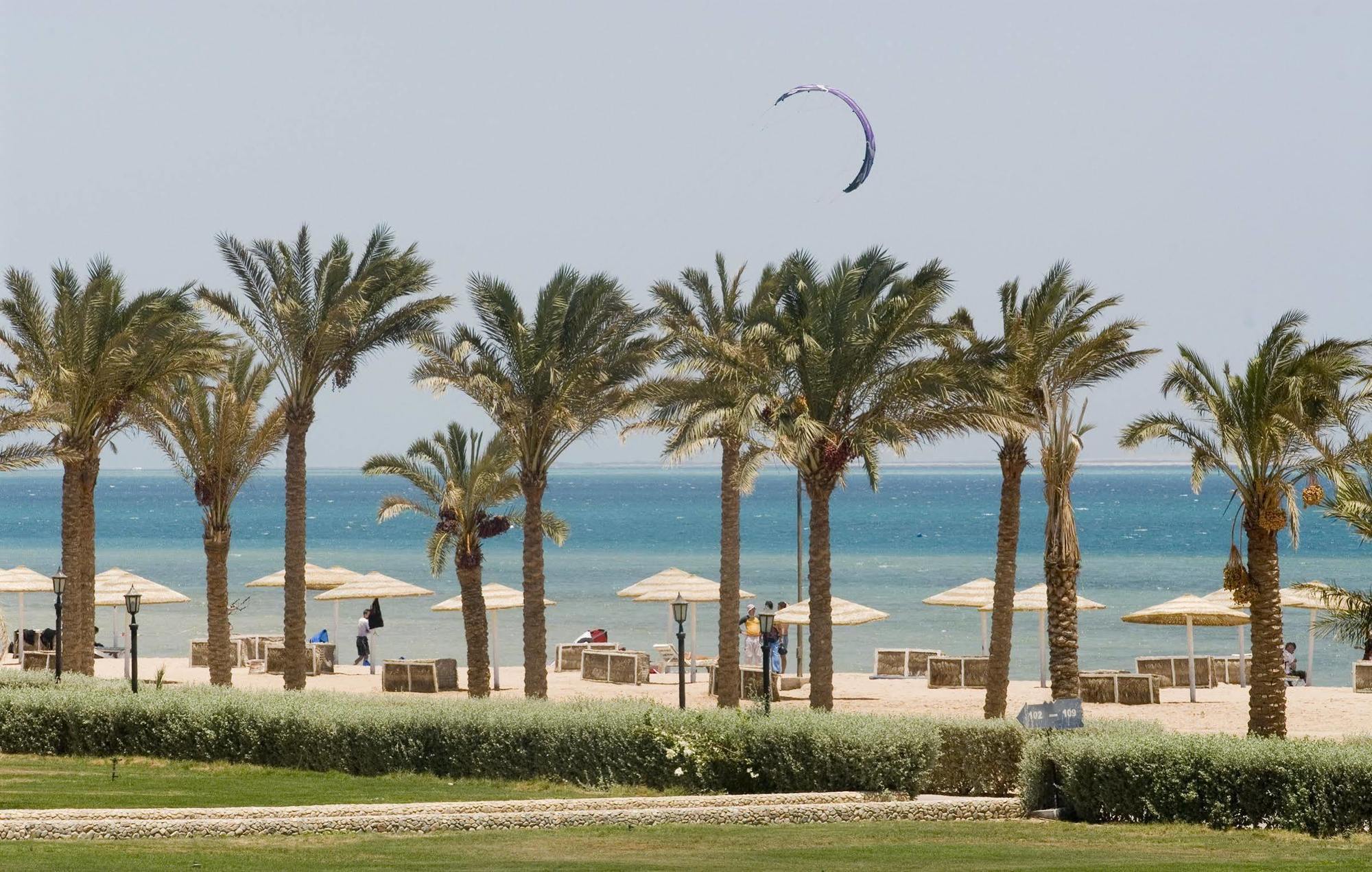 Magawish Swiss Inn Resort Hurghada Bagian luar foto